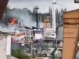 Відпрацювали влучно: У Севастополі внаслідок ракетної атаки спалахнув корабель (відео)