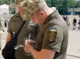Спочатку просто поводився зухвало: На Сумщині чоловік напав на поліцейського та співробітника ТЦК