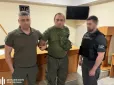 Гроші отримував на картку дружини: На Запоріжжі затримали інспектора колонії, який продавав наркотики та телефони засудженим (фото)