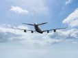 Отакий Superjet-100: У російського літака, що прямував із Москви до Грузії, під час польоту відірвалася обшивка двигуна