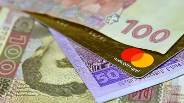 Заблокували картку за кордоном: Українцям пояснили, як не залишитися без грошей