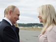 Ефектна білявка: Помічниця Трампа зачарувала Путіна на Алясці (фото)