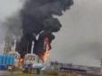 Піднявся чорний дим: У Ленінградській області горить порт після атаки безпілотників