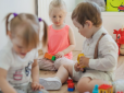 Нові правила в дії: Дитсадки в Україні можуть брати оплату з батьків, які невчасно забирають дітей