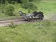 Керувати не складніше, ніж легковиком: Бійці ЗСУ показали інженерну машину, яка трощила 