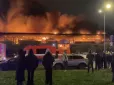 Очевидці чули гучні вибухи: У Петербурзі спалахнула масштабна пожежа, є постраждалі (відео)