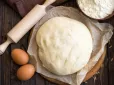Чому не варто їсти сире тісто - справа не лише в яйцях