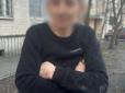 Вихопив з рук мобільний: Злочинець пограбував ветерана ЗСУ на протезі у Києві