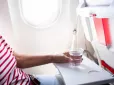 Це може здивувати! Чому не варто пити чай і каву в літаку